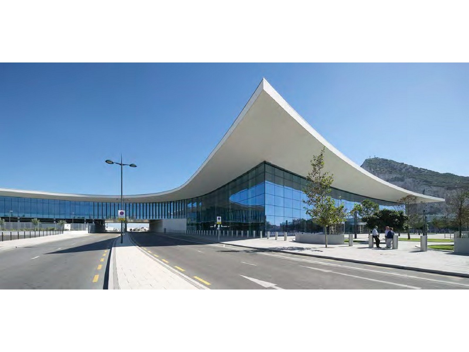 10.- La nueva terminal del aeropuerto, fruto de los Acuerdos de Córdoba. Falta el acceso español._tn.jpg